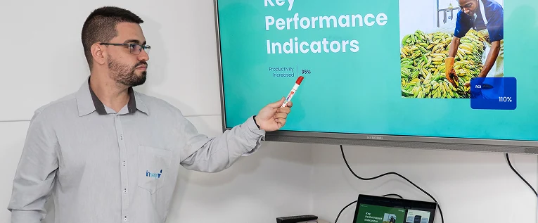 Instructor Insega explicando indicadores clave de rendimiento en una capacitación BPM para empresas, cumpliendo con normativas INVIMA.