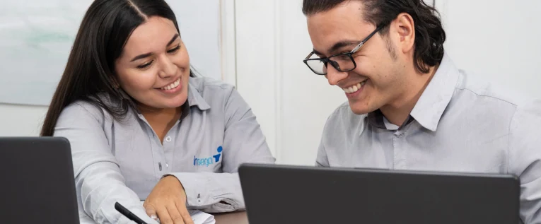 Dos consultores de Insega revisando documentación en una capacitación BPM certificable para empresas. Programa de Buenas Prácticas de Manufactura.