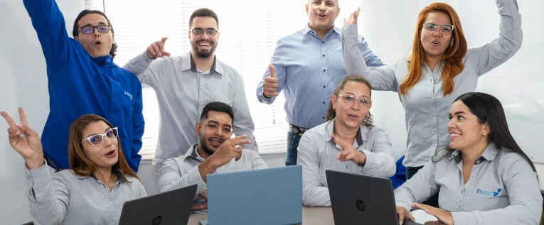 Grupo de personas participando en una capacitación BPM de Insegra, mostrando entusiasmo y colaboración. Capacitación en Buenas Prácticas de Manufactura.