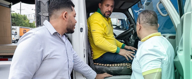 Consultores de Insega revisando un vehículo de transporte para identificar riesgos y reducir rechazos de producto, asegurando el cumplimiento normativo.