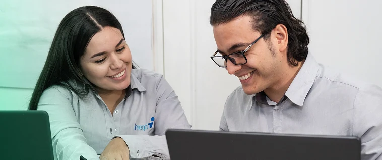 Consultores de Insega trabajando en la reducción de riesgos y rechazos en empresas de sectores regulados como alimentos, farmacéuticos y cosméticos.