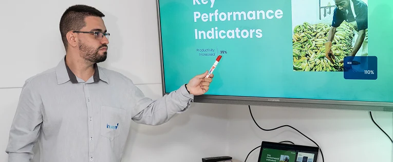 Consultor Insega explicando indicadores clave de rendimiento durante el desarrollo de un nuevo producto, optimizando procesos y reduciendo riesgos.