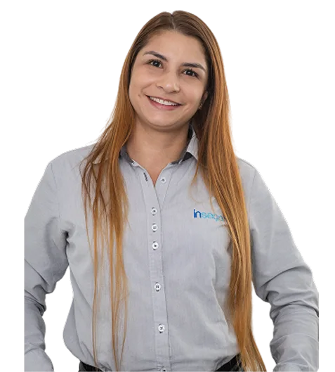 Retrato profesional de Andrea Molina García, tecnóloga en procesamiento de alimentos y asesora experta en BPM de Insega, sonriendo con uniforme corporativo gris sobre fondo blanco.