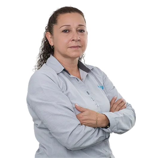 Retrato profesional de Dora Tabares, tecnóloga en salud ocupacional y asesora SST de Insega, vistiendo uniforme corporativo gris y posando con los brazos cruzados frente a un fondo blanco.