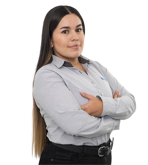 Retrato profesional de Lucia Holguín, tecnóloga en salud ocupacional y asesora experta en SST de Insega, posando con uniforme corporativo gris y brazos cruzados sobre fondo blanco.